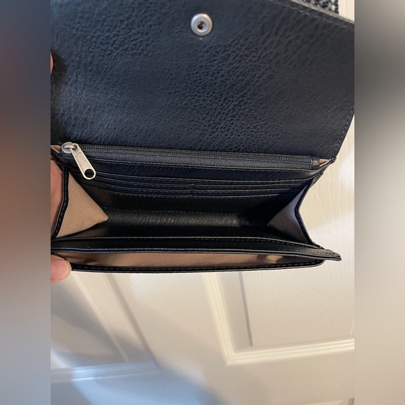 Crossbody - Picture 5 of 6